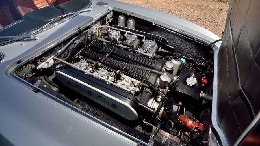 Моторный отсек Lamborghini 400 GT 2+2 1967 года  (фото 10 из 20)